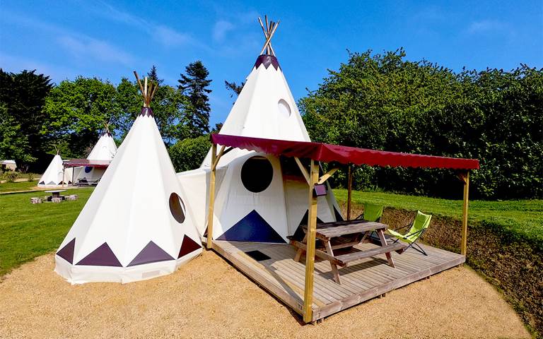 Des tipis témoins au Glamping Terre et Mer d’Étables-sur-Mer