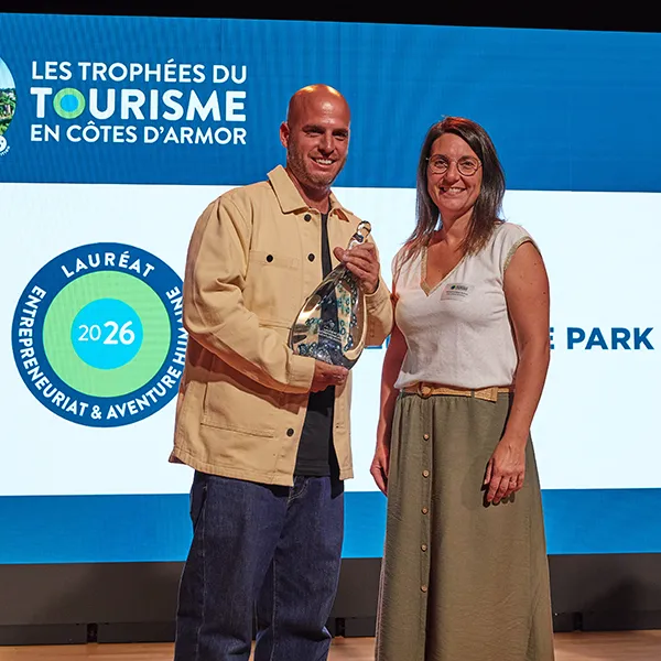 Gildas BERTRAND Co-gérant du BREIZH WAKE PARK | Nathalie TRAVERT LE ROUX - Présidente Côtes d'Armor Destination © Sacha Drouart Trophées tourisme Côtes d’Armor 2026 | Breizh Wake Park © Sacha Drouart