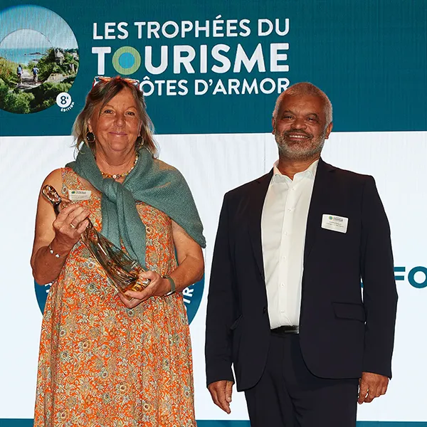 Emmanuelle DE PONTAVICE (Directrice) Les Forges des Salles | Philippe CHAKPLA Vice-Président Crédit Agricole des Côtes d'Armor © Sacha Drouart Trophées du Tourisme | Les Forges des Salles