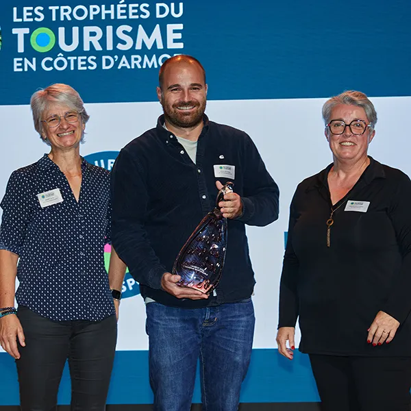 Céline ANSART (Directrice) et Tanguy LE QUILLER (Co-fondateur) Les Voisins Beaucemaine | Jeanne-Noël LAMOUR Vice-Présidente de la CCI 22 © Sacha Drouart Trophées du Tourisme | Voisins Beaucemaine